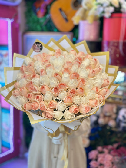 Pembe & Krem Renkli Kalıcı Gül Buketi – Lüks ve Zarif Tasarım